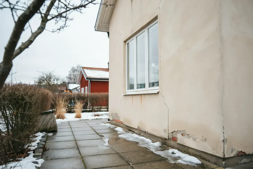 s uppt cker du frostspr ngning i fasaden tidiga tecken och r tt tg rder f r svenska villor
