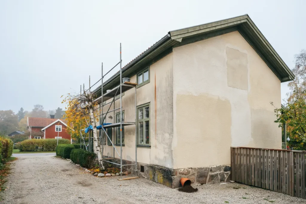 september r r tt tid att putsa upp fasaden s f rbereder du huset inf r regn bl st och kalla m nader